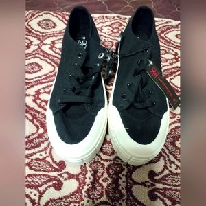 No Boundaries women's canvas tennis shoes, size 20, black and white.